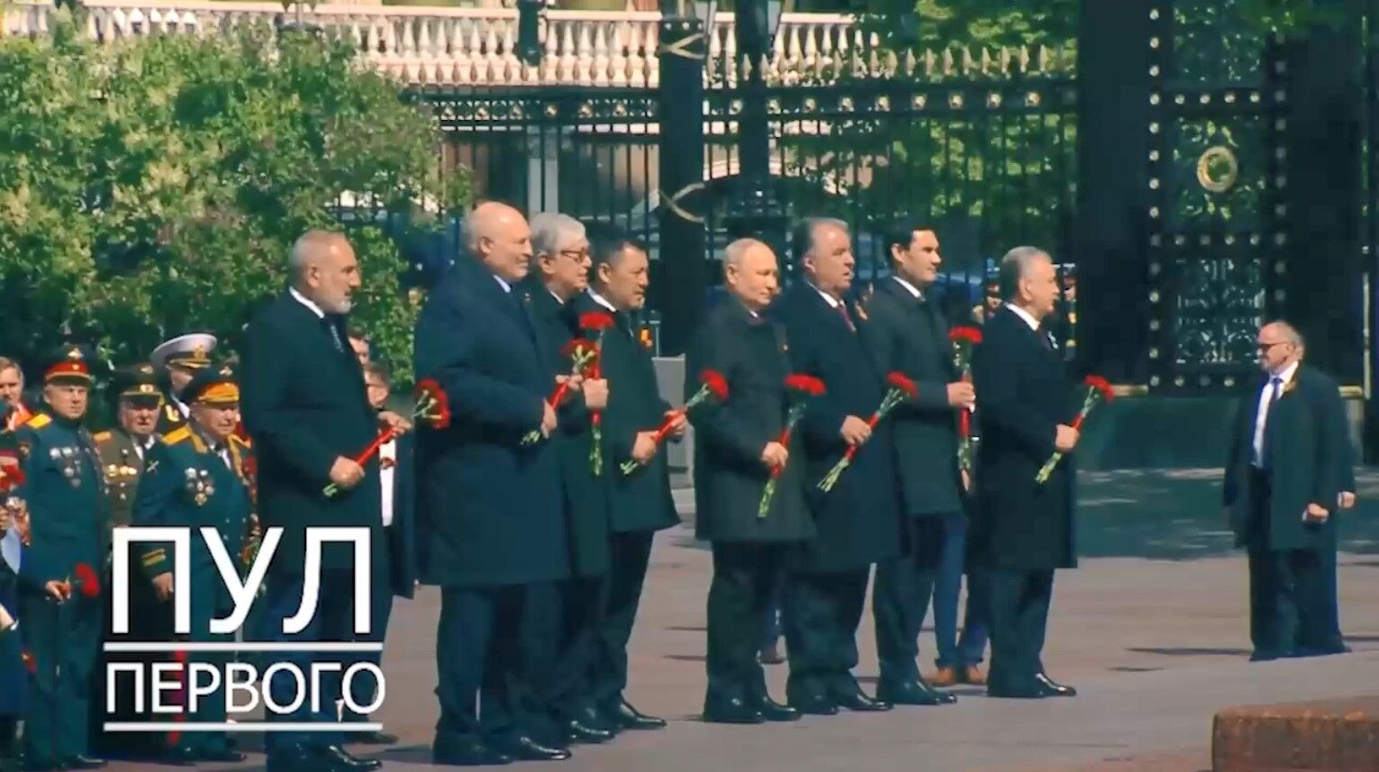 Путін, Лукашенко та інші політики - момент покладання вінків та квітів до Вічного вогню