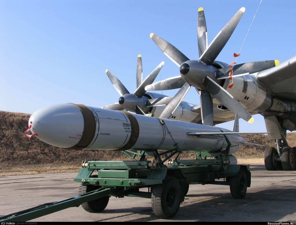 Ракета Х-55 подвозится к самолету армии рф