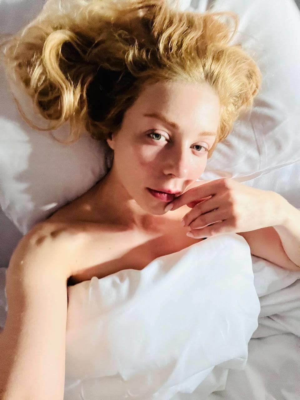 Тина Кароль сделала фото в постели: фанаты сравнили ее с молодой Монро