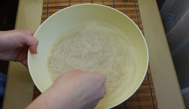 Розсипчатий і без комочків: як правильно зварити рис