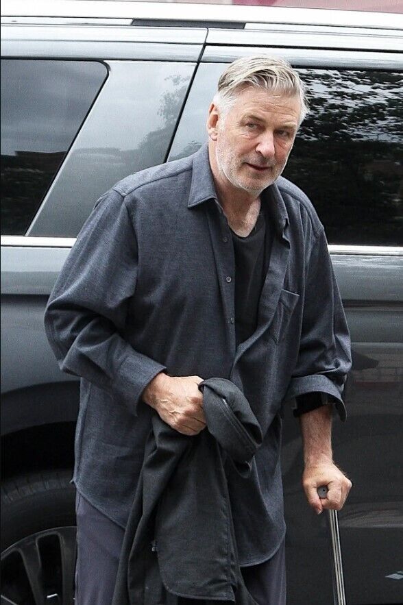 Алек Болдуин вышел из машины