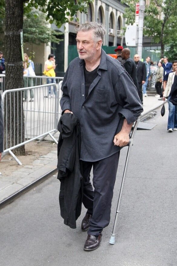 Алек Болдуин гуляет по Нью-Йорку