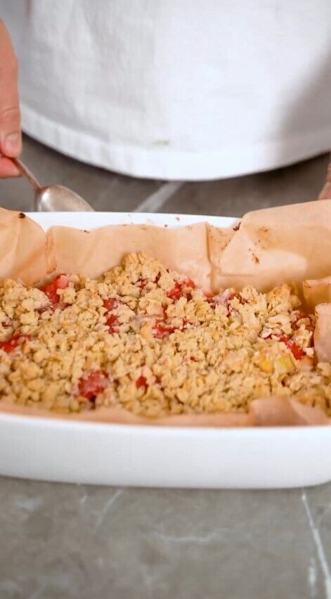 Пиріг з ревенем та полуницею від Клопотенка