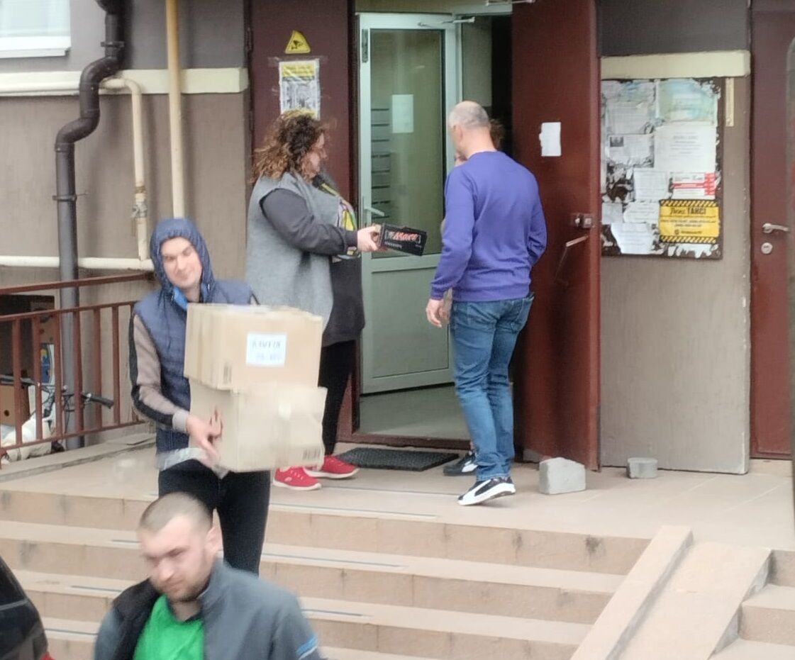 Работа по погрузке гуманитарной помощи