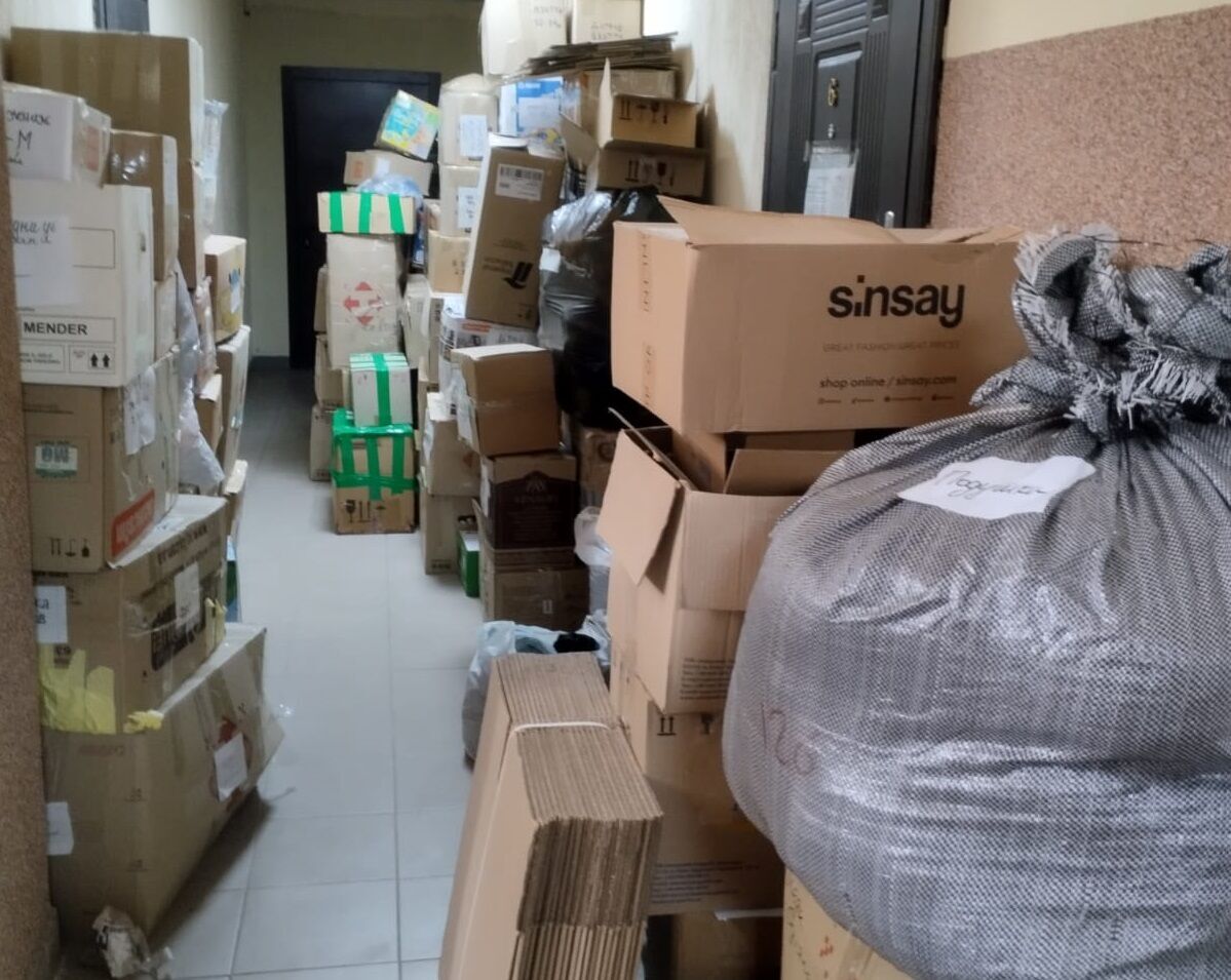 Все собранное в помощь херсонцам не уместилось в Бесплатном магазине, поэтому пришлось временно выносить коробки в общий коридор в жилом доме
