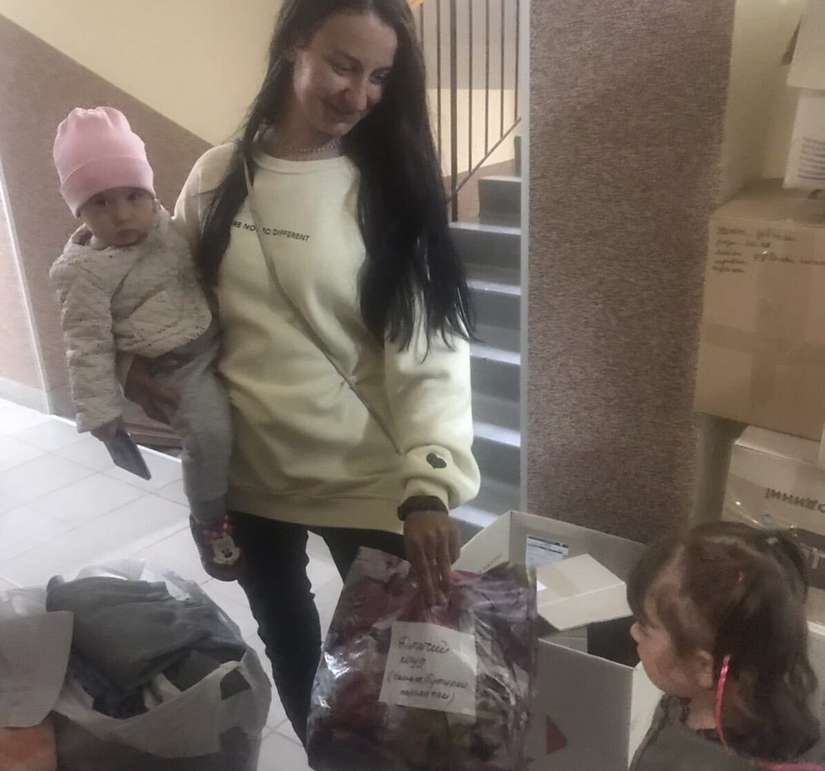 Жители Петровской общины приносили помощь по просьбе волонтеров сортированную и подписанную