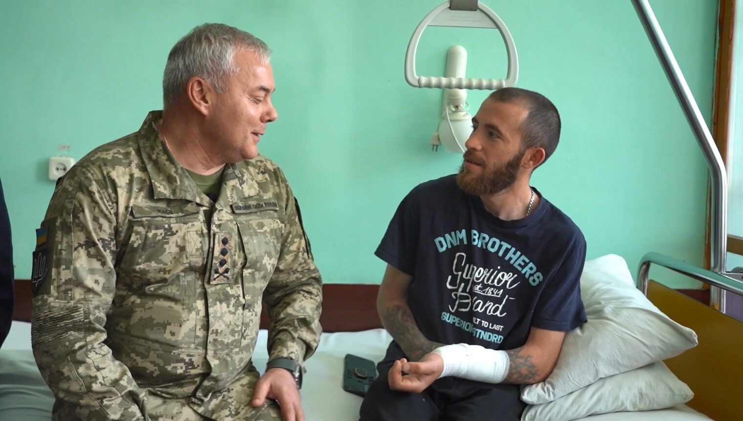 Сергей Наев и военный ВСУ, проходящий лечение после ранения