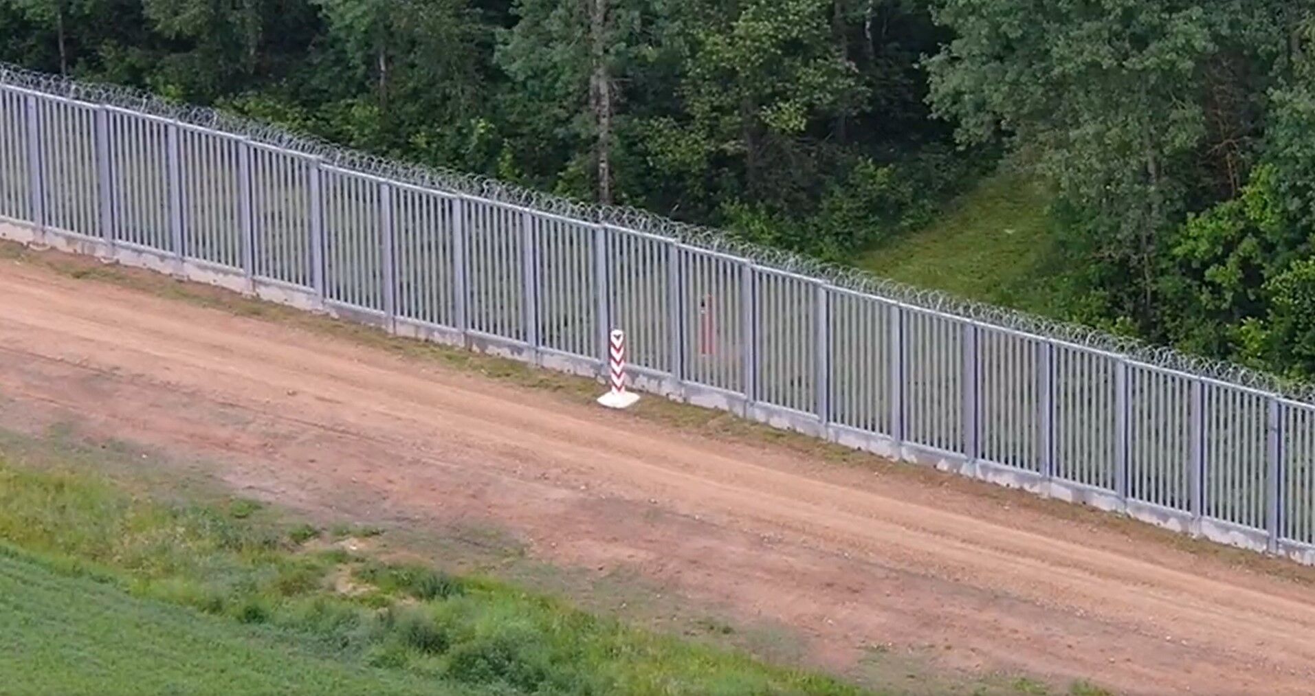 Забор высотой 5 м – на границе Польши и Беларуси