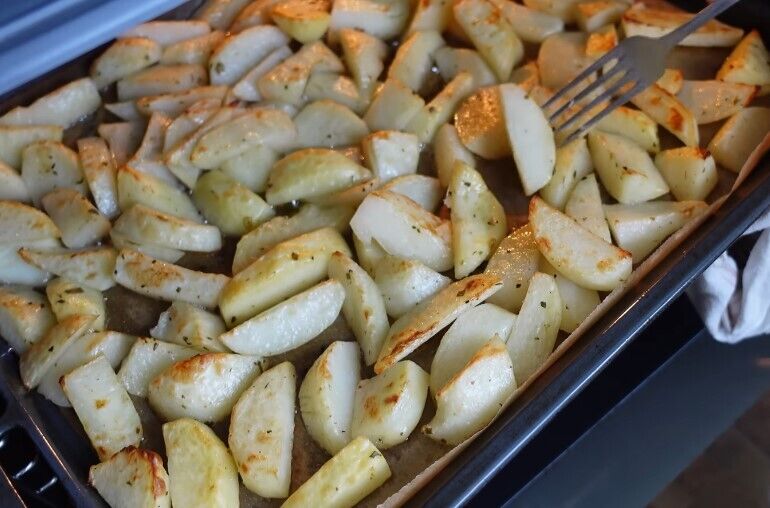 З золотавою скоринкою: простий рецепт запеченої картоплі