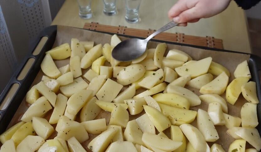 З золотавою скоринкою: простий рецепт запеченої картоплі