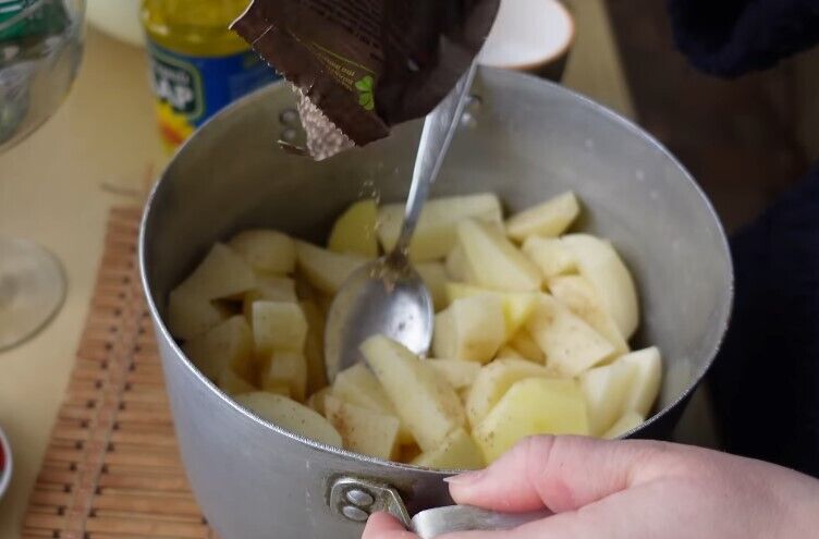 З золотавою скоринкою: простий рецепт запеченої картоплі