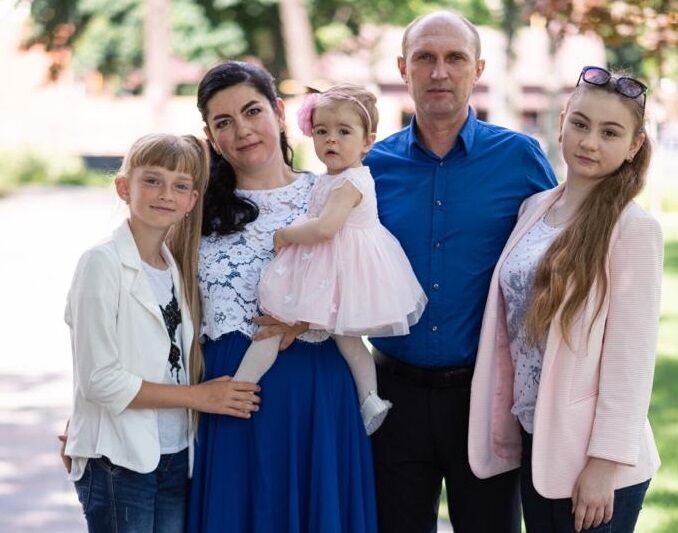 Для семьи Ивановых это фото очень ценное: они здесь счастливы в родном Мариуполе, все вместе