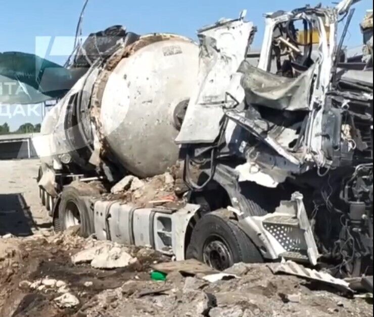 Вантажівка, пошкоджена вибухом російської ракети С-300