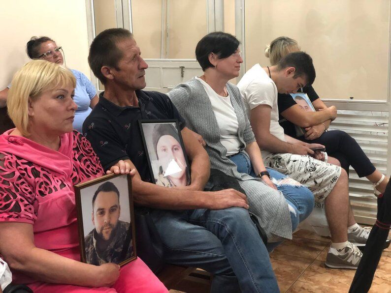Батьки військових, які загинули під час ракетного удару по казармах у Миколаєві.