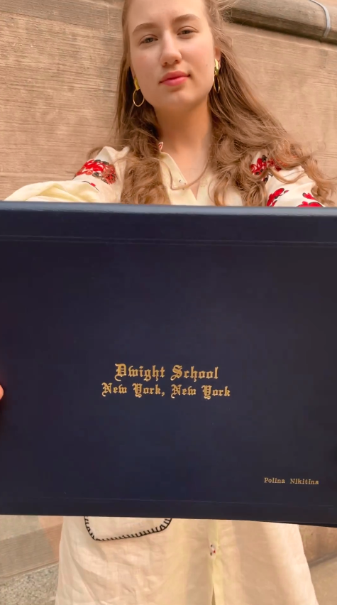 Поліна Нікітіна показала випускний альбом