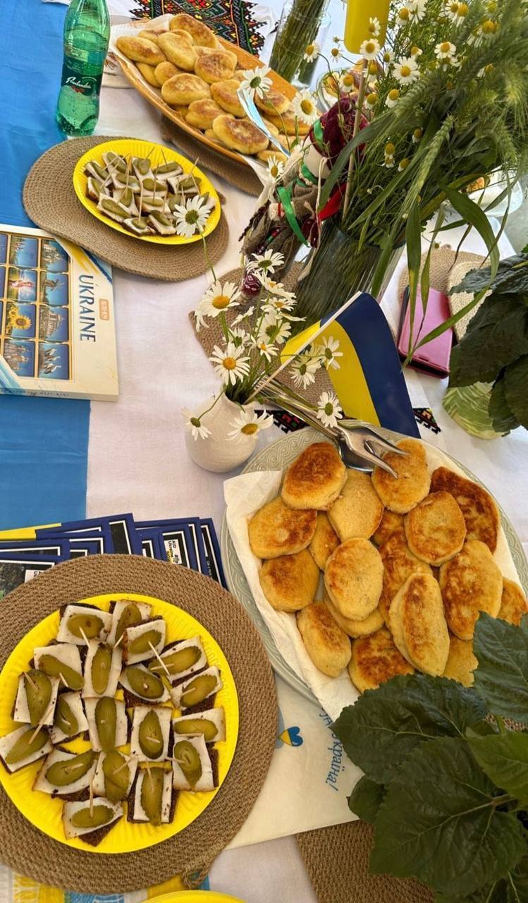 Київська рестораторка Олена Борисова показала, як її діти святкують День нації у польській школі