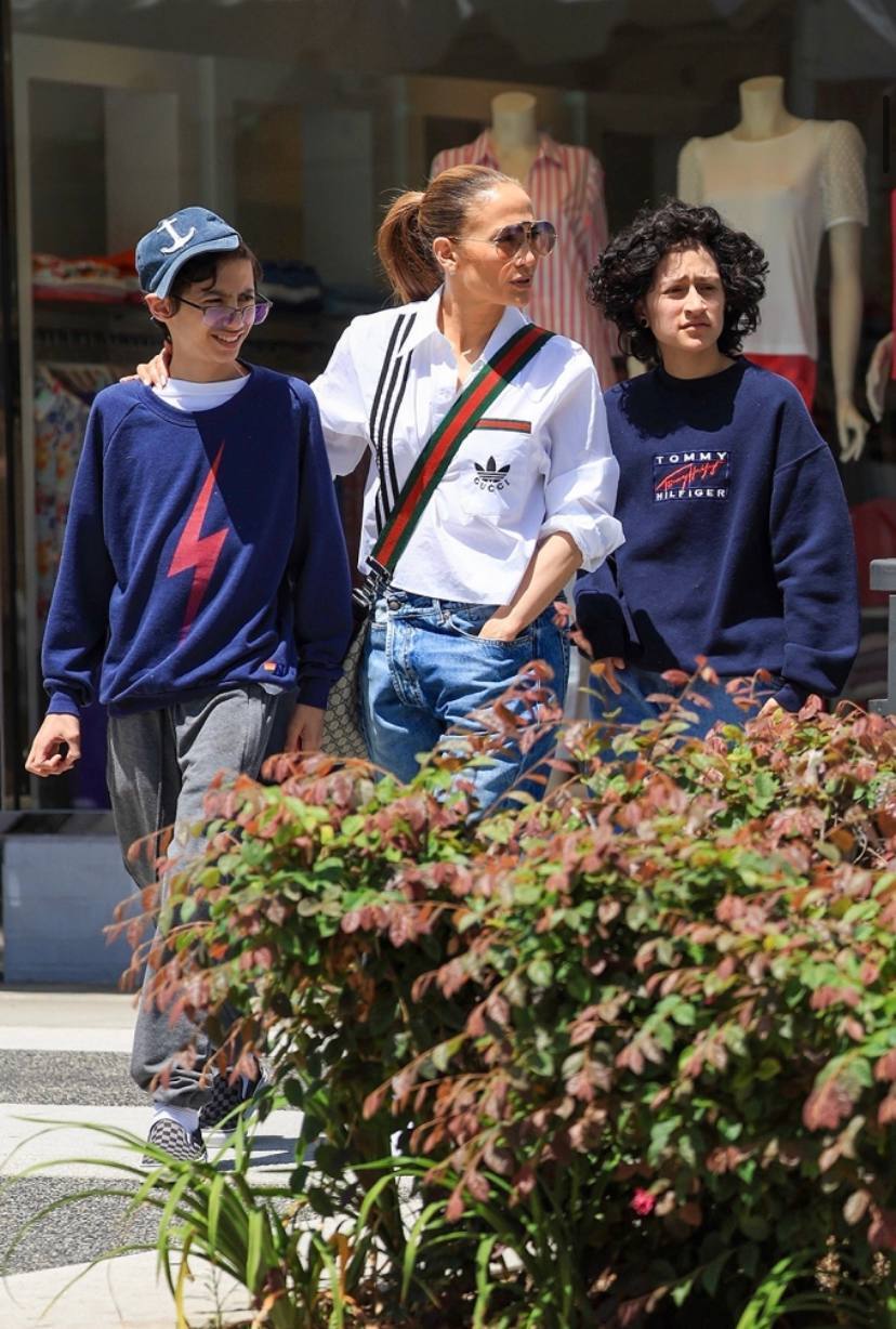 Дженнифер Лопес выгуляла коллаборацию Gucci и Adidas на обеде с детьми (фото)