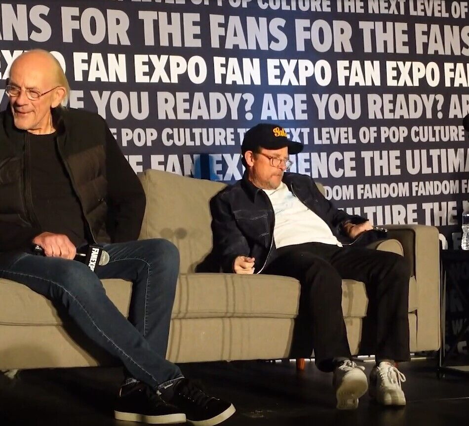 Крістофер Ллойд і Майкл Дж. Фокс - на сцені під час заходу, присвяченого трилогії ''Назад в майбутнє''