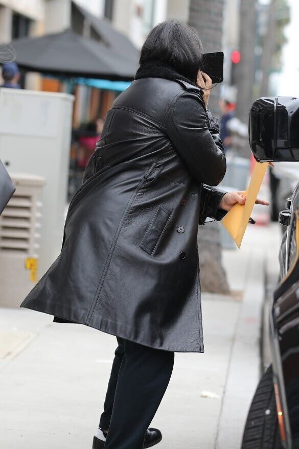 Нур Альфала - у плащі