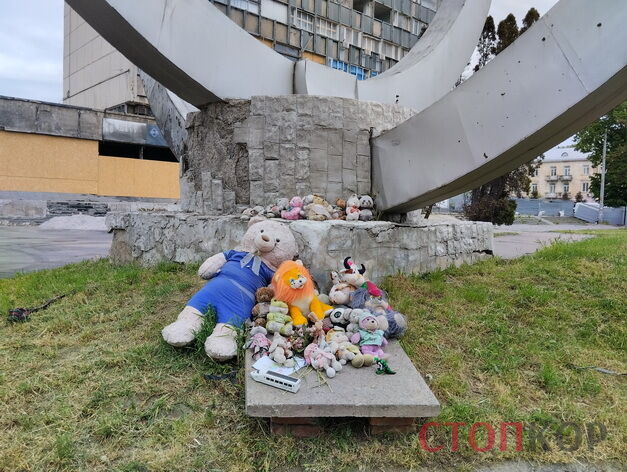Игрушки на месте трагедии в Виннице