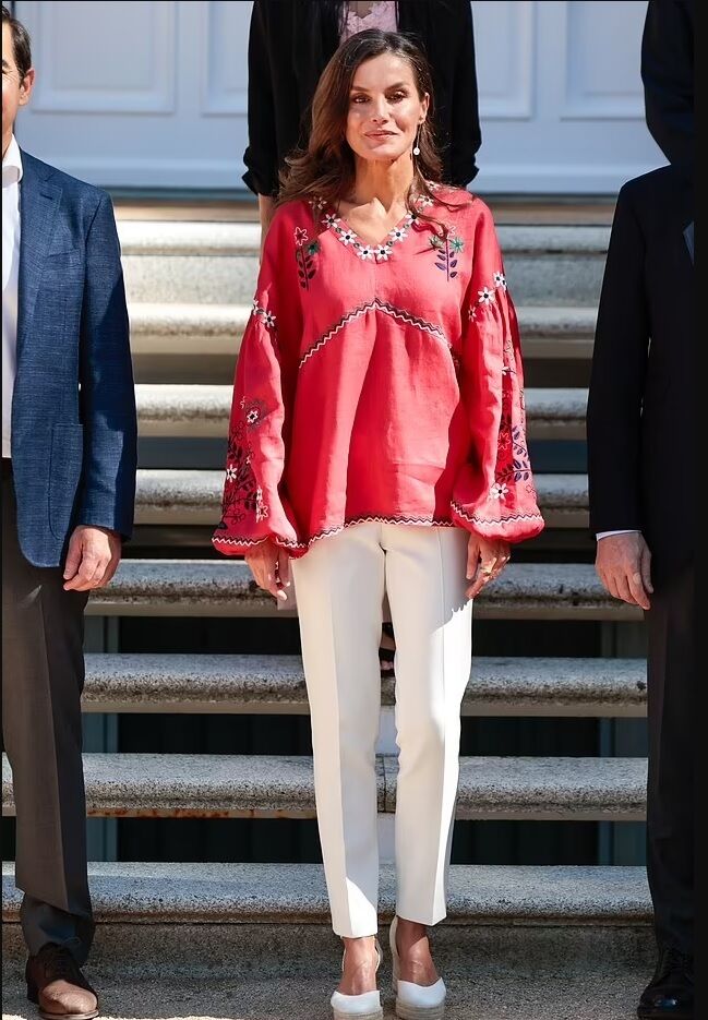 Летиция надела блузку в стиле бохо с цветочной вышивкой от украинского бренда Etnodim