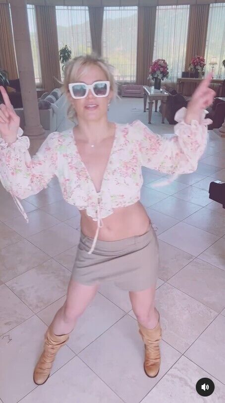 Брітні Спірс в окулярах натякає на Багами