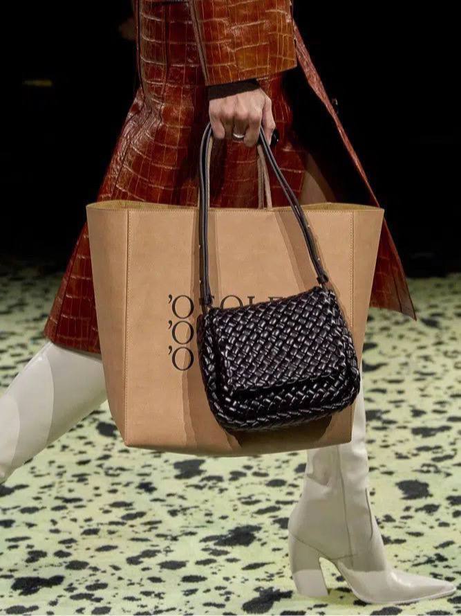 Две сумки на одну модницу: новый тренд в мире моды