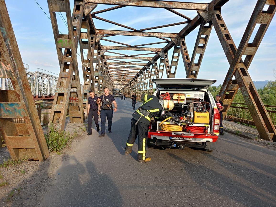 На Закарпатье обрушился мост через реку Тересва