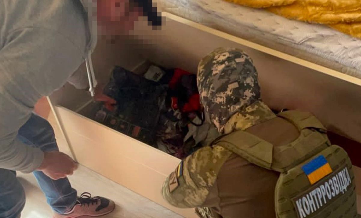 Агент рф прятал под кроватью оружие для совершения терактов