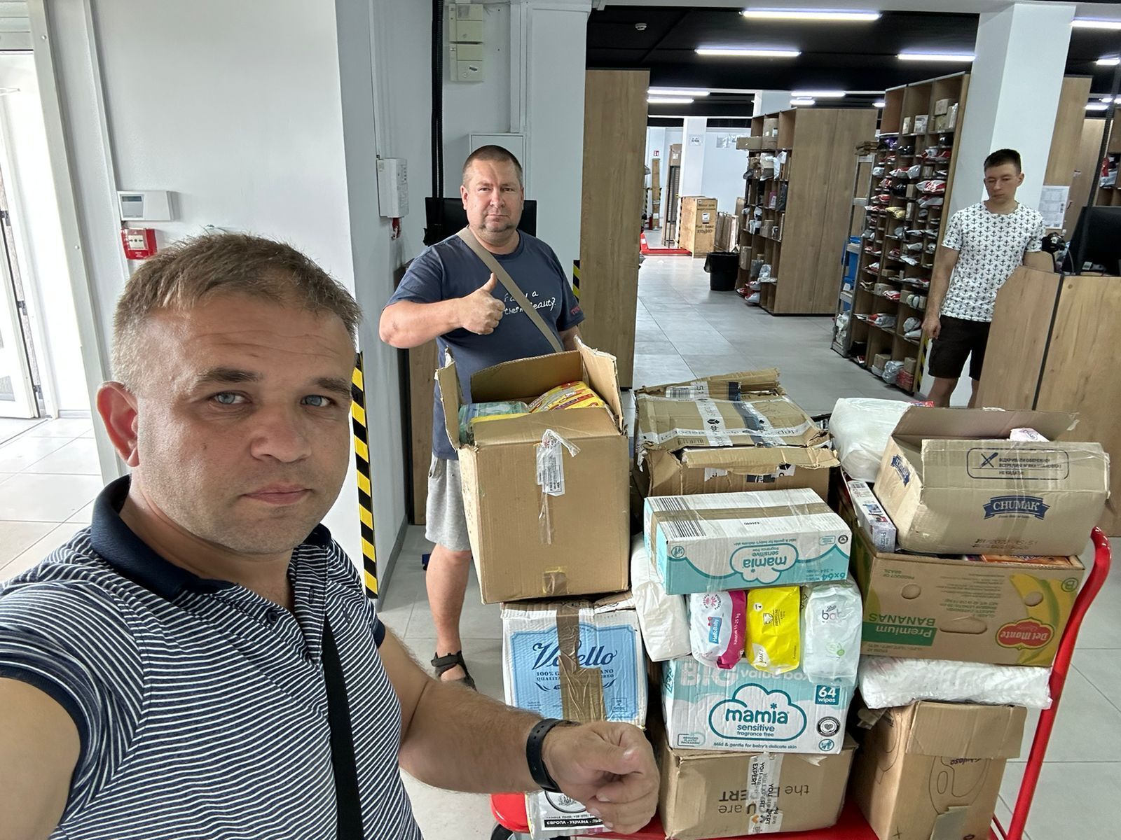 Игорь Финканин (БУР) и Виктор Палас (''Стоп коррупции) передали гуманитарную помощь переселенцам в Киевской области