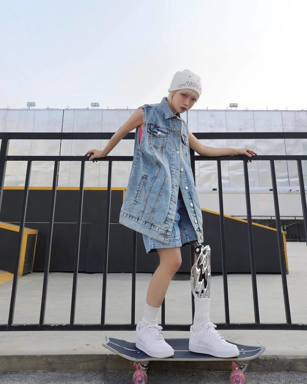 Китайский бренд изготовил первые протезы-украшения для фэшн-блогерки