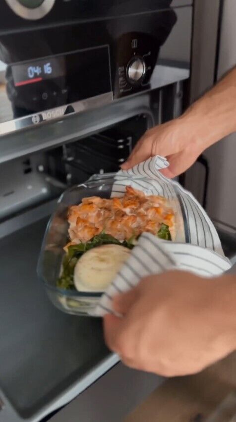 Лосось и другие ингредиенты – в духовку