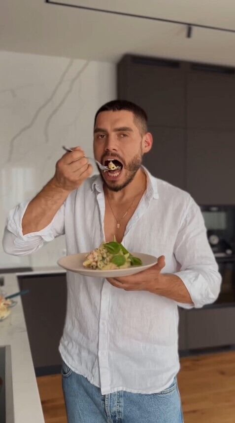 Добрынин потребляет макароны с лососем