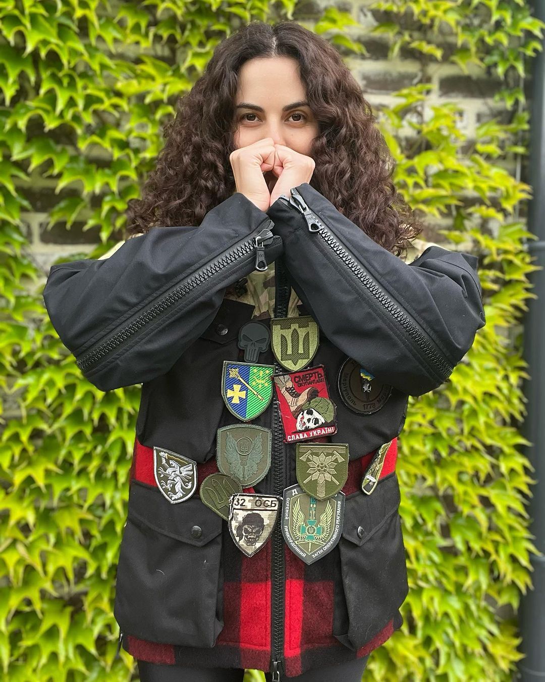 Каменских – в куртке с военными шевронами