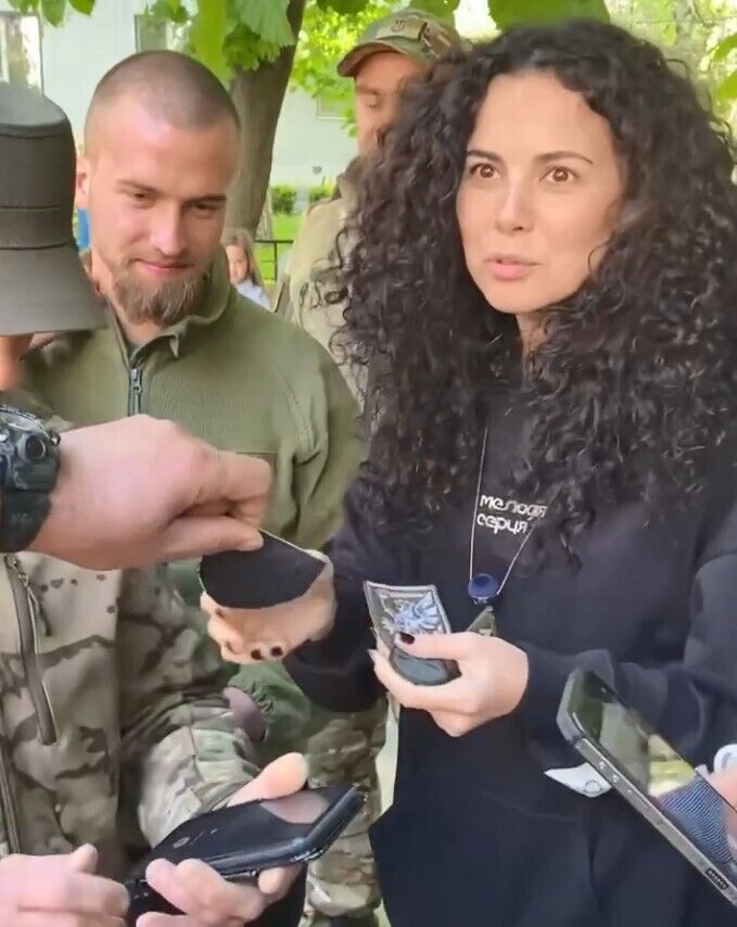 Настя собирает шевроны