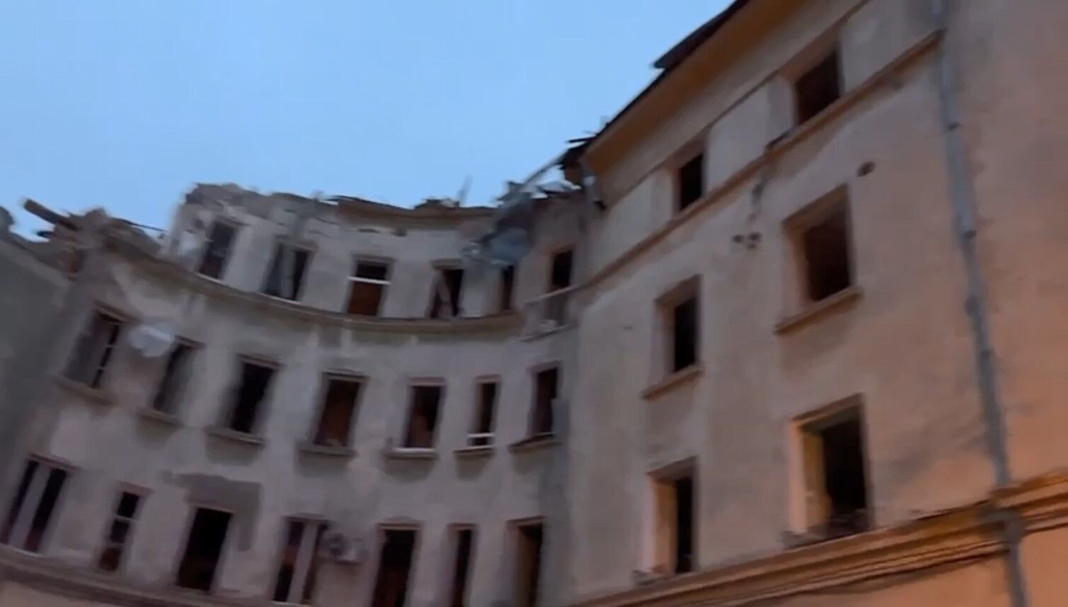 Пошкодження багатоквартирного будинку у Львові від удару рф