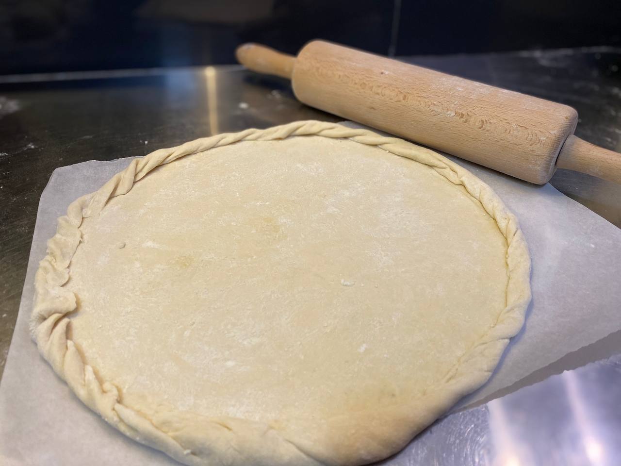 Як приготувати найсоковитішу піцу на тонкому тісті в домашніх умовах (покроковий рецепт з фото) 