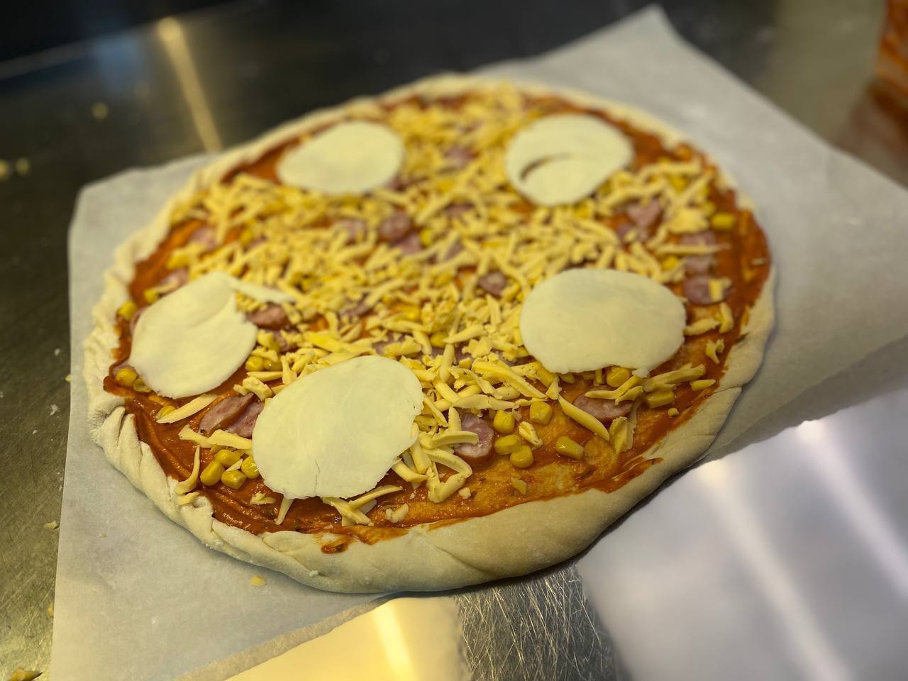 Як приготувати найсоковитішу піцу на тонкому тісті в домашніх умовах (покроковий рецепт з фото) 