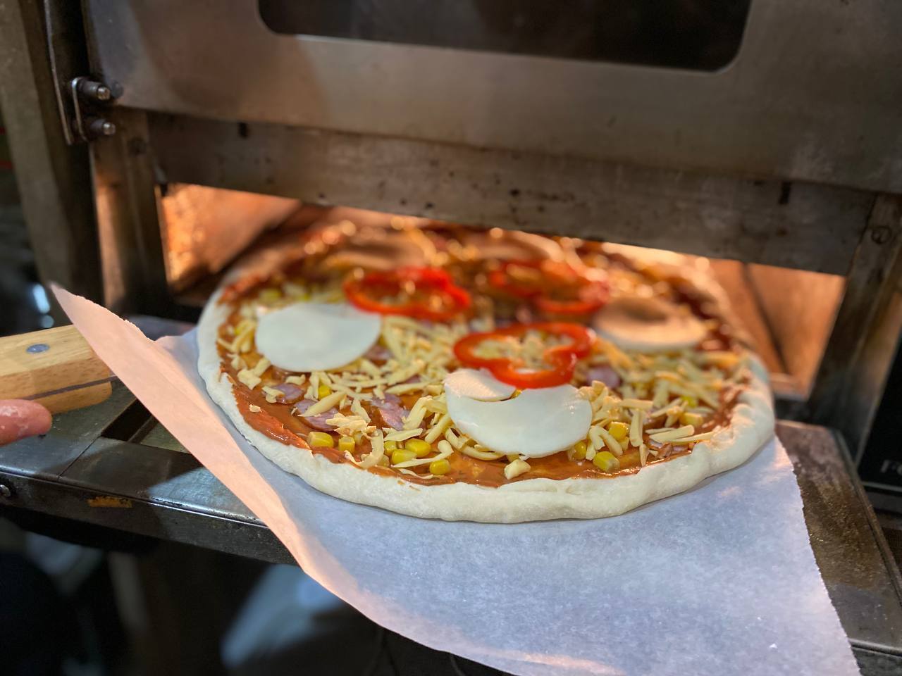 Як приготувати найсоковитішу піцу на тонкому тісті в домашніх умовах (покроковий рецепт з фото) 