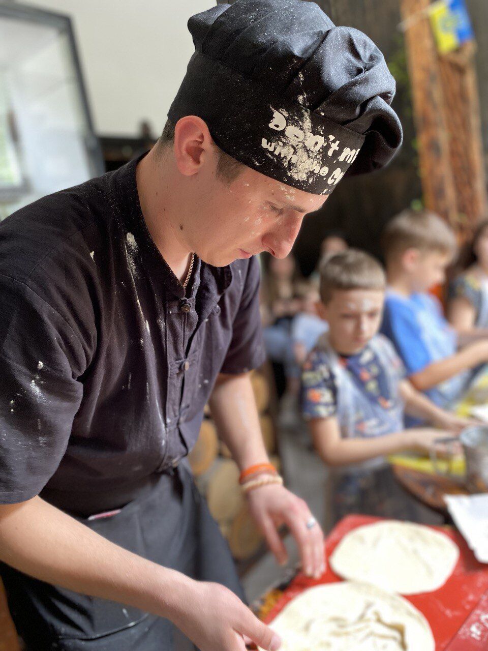 Як приготувати найсоковитішу піцу на тонкому тісті в домашніх умовах (покроковий рецепт з фото) 