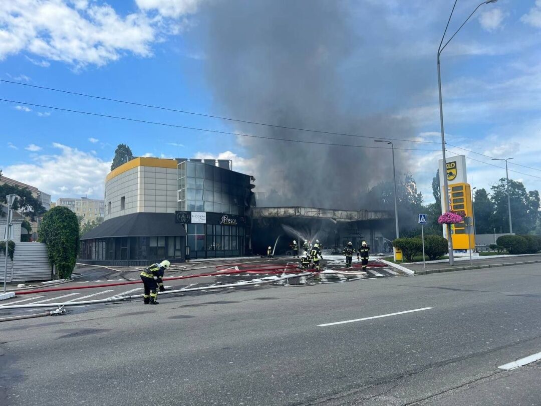 В Киеве загорелся пожар на АЗС: есть пострадавшие