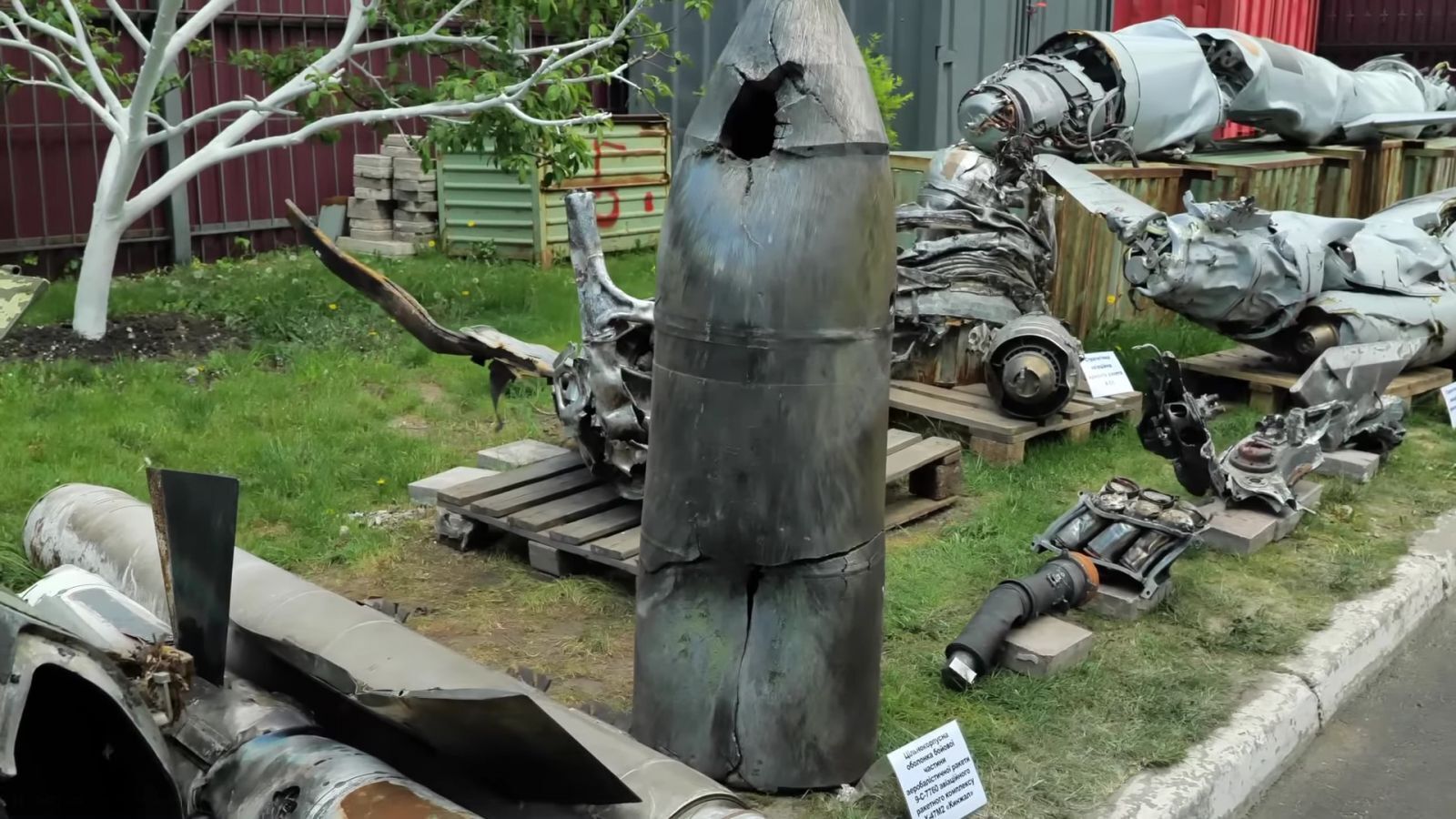 Залишки збитої ракети ''Кинджал'', що показав мер Києва Віталій Кличко