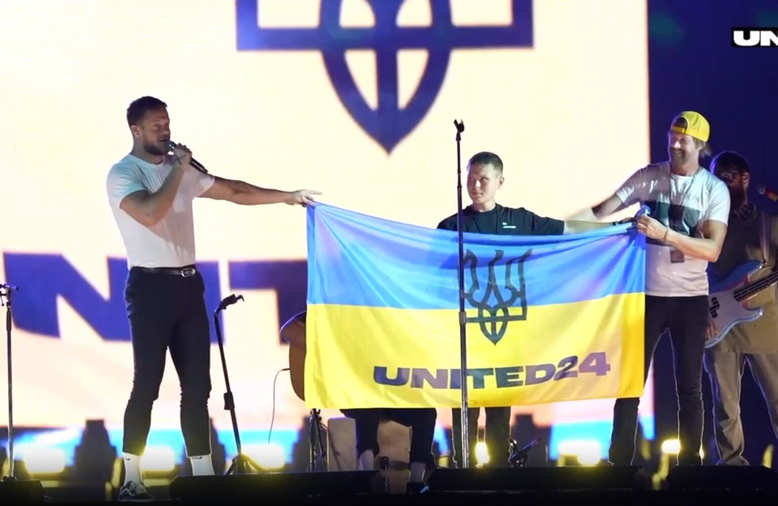 На концерте в Варшаве Imagine Dragons развернули флаг Украины вместе с Сашей