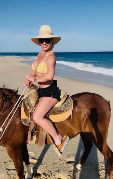 Бритни Спирс на коне