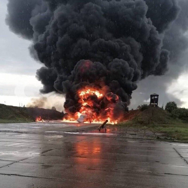 В мережі оприлюднили знімки палаючого Ту-22М3 на аеродромі Сольці в Новгородській області рф