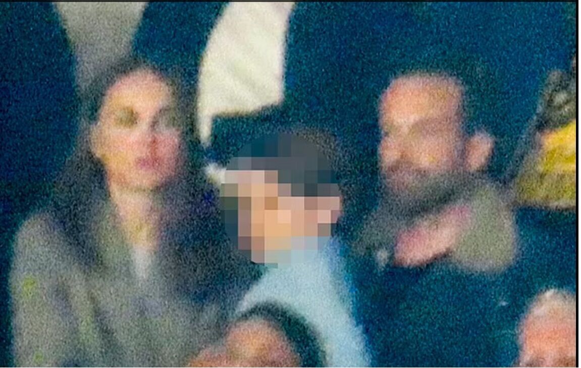 Наталі Портман з чоловіком та сином спостерігали за матчем, коли їх помітили