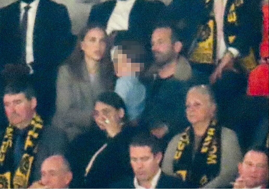 Наталі Портман з чоловіком та сином спостерігали за матчем, коли їх помітили