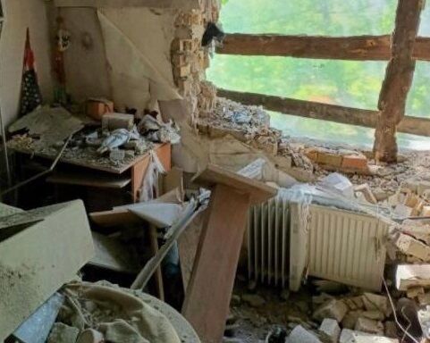 В Ирпене 80-летняя женщина самостоятельно восстанавливает поврежденный дом