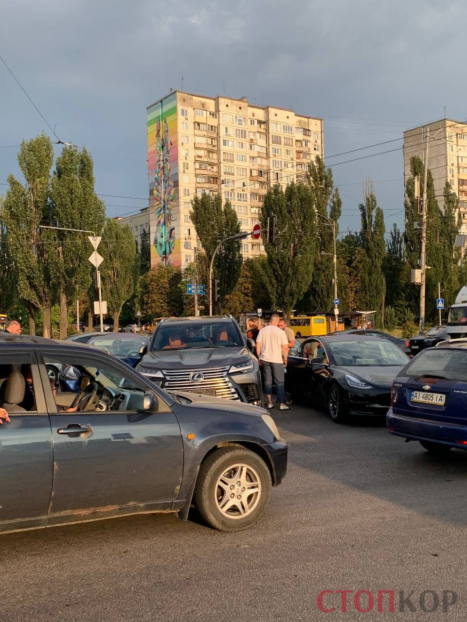 VIP ДТП в Києві на Академіка Палладіна: зіткнулися ''Лексус'', ''Мустанг'' і дві ''Тесли''