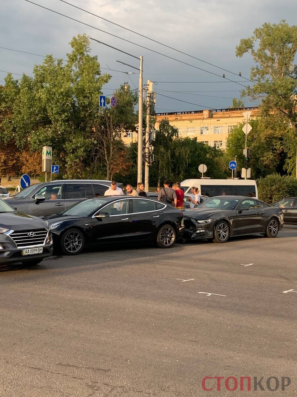 VIP ДТП в Києві на Академіка Палладіна: зіткнулися ''Лексус'', ''Мустанг'' і дві ''Тесли''
